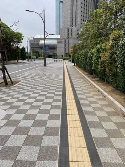 幕張誘導ブロック入替工事　千葉氏美浜区
